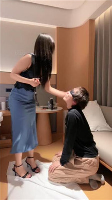 图片[3]-小x大王】高跟凉鞋踩狗/鞭打/掐脖窒息/脚插嘴