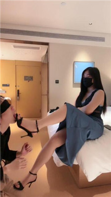 图片[9]-小x大王】高跟凉鞋踩狗/鞭打/掐脖窒息/脚插嘴