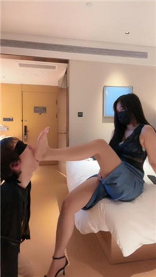 图片[12]-小x大王】高跟凉鞋踩狗/鞭打/掐脖窒息/脚插嘴