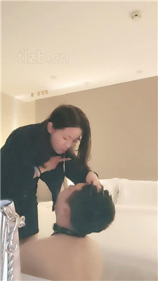 【裙子S】跪舔高跟肉丝【完整版】_绳艺库视频下载