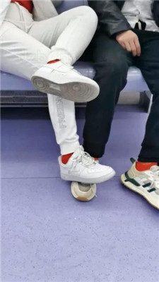 图片[2]-乐姐】地铁上挑逗贱奴