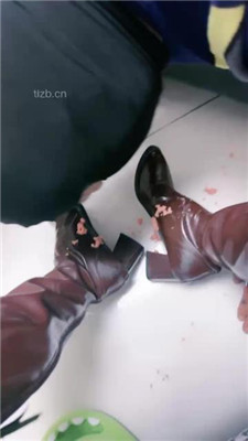 图片[10]-蜜糖情侣】物化圈养奴做擦鞋器