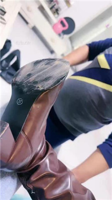 图片[12]-蜜糖情侣】物化圈养奴做擦鞋器