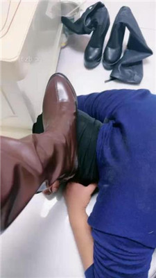 图片[15]-蜜糖情侣】物化圈养奴做擦鞋器