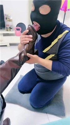 图片[14]-蜜糖情侣】物化圈养奴做擦鞋器