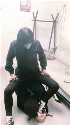 图片[3]-大小姐】跪舔高帮帆布鞋白袜/鞭打/手铐捆绑