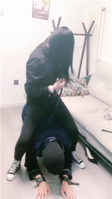 图片[2]-大小姐】跪舔高帮帆布鞋白袜/鞭打/手铐捆绑