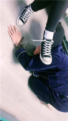 图片[4]-大小姐】跪舔高帮帆布鞋白袜/鞭打/手铐捆绑