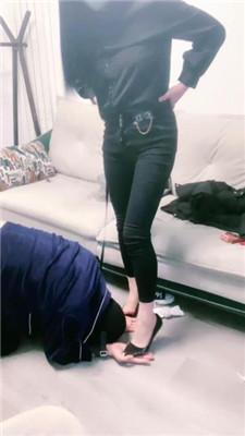 图片[18]-大小姐】跪舔高帮帆布鞋白袜/鞭打/手铐捆绑