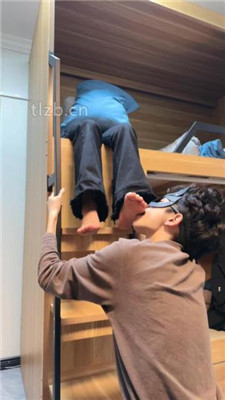 图片[12]_尤物大大】大学寝室3学生S-强制闻舔脏鞋/踩踏骑马转胯/脚插嘴_HD绳艺资源网