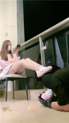 图片[15]_小软】艺校女神-运动鞋黑棉袜踩踏喂食/吃袜子/喝口水圣水_HD绳艺资源网