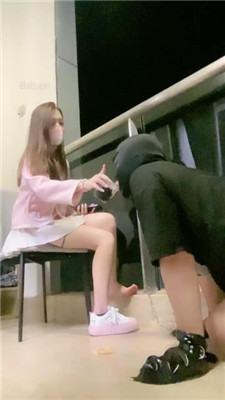 图片[19]_小软】艺校女神-运动鞋黑棉袜踩踏喂食/吃袜子/喝口水圣水_HD绳艺资源网