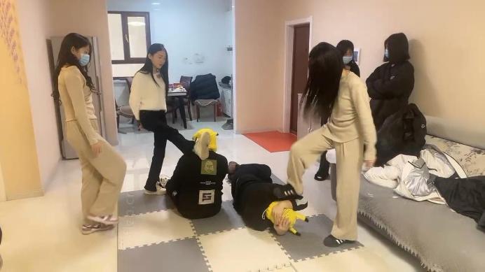 图片[3]_精神小妹】5S真实欺凌虐双奴-群踩群踹/耳光_HD绳艺资源网