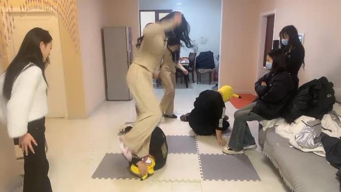 图片[4]_精神小妹】5S真实欺凌虐双奴-群踩群踹/耳光_HD绳艺资源网