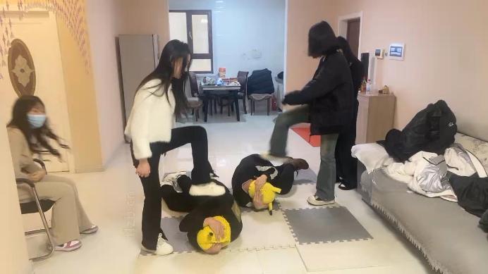 图片[5]_精神小妹】5S真实欺凌虐双奴-群踩群踹/耳光_HD绳艺资源网