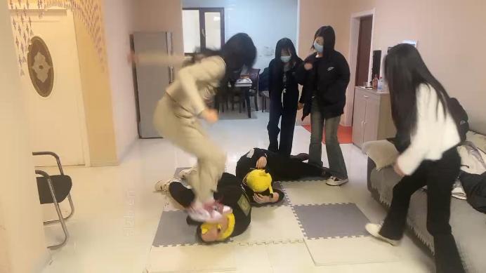 图片[6]_精神小妹】5S真实欺凌虐双奴-群踩群踹/耳光_HD绳艺资源网