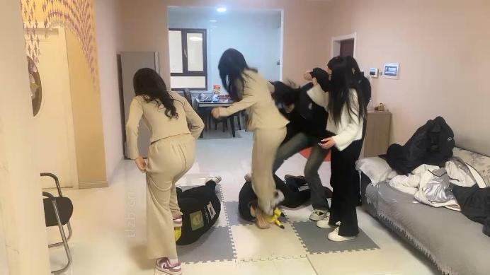 图片[7]_精神小妹】5S真实欺凌虐双奴-群踩群踹/耳光_HD绳艺资源网