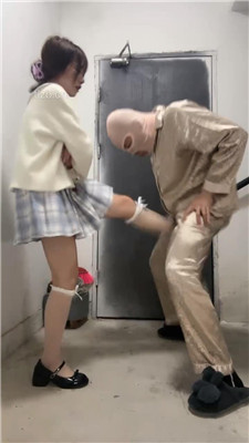 图片[9]-狗哥】洛丽塔S-楼梯间白丝皮鞋遛狗