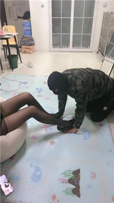 【狠欣人】双S-手铐捆绑-黑丝高跟踩踏_绳艺库视频下载