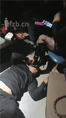 图片[7]_乐爷】KTV聚会公开处刑-长靴踩虐踢踹