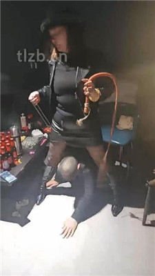 图片[10]_乐爷】KTV聚会公开处刑-长靴踩虐踢踹