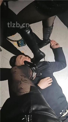 图片[14]_乐爷】KTV聚会公开处刑-长靴踩虐踢踹