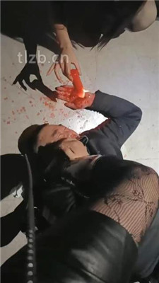 图片[17]_乐爷】KTV聚会公开处刑-长靴踩虐踢踹