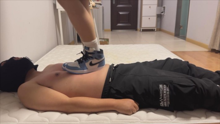 图片[5]_00后小彤】蓝色AJ日常踩踏毯子