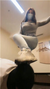 【榕s】运动鞋踩狗头/转胯狗爬/掐乳_绳艺库视频下载