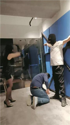 图片[13]_昭玥】刑虐伯仲奴-鞭挨/禁锢狗笼/高跟踏踩/掐乳