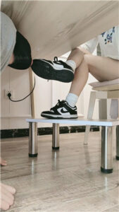 【嘀嘀哒嘀】桌底视角-脏鞋白棉袜踩【完整版】_绳艺库视频下载