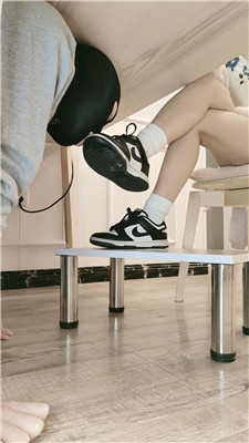 图片[2]_嘀嘀哒嘀桌底视角-脏鞋白棉袜踏完好版