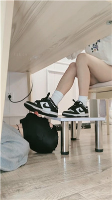 图片[5]_嘀嘀哒嘀桌底视角-脏鞋白棉袜踏完好版