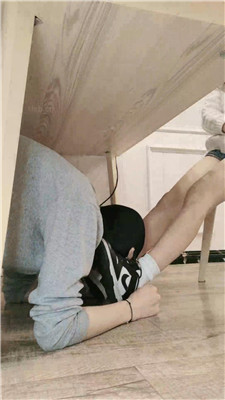 图片[9]_嘀嘀哒嘀桌底视角-脏鞋白棉袜踏完好版