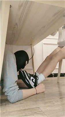 图片[10]_嘀嘀哒嘀桌底视角-脏鞋白棉袜踏完好版