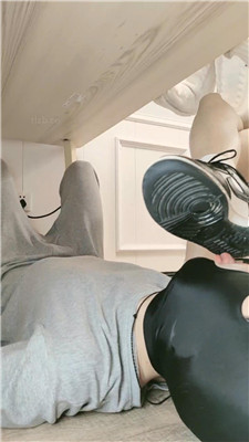 图片[11]_嘀嘀哒嘀桌底视角-脏鞋白棉袜踏完好版