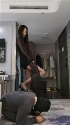 【皮皮】跑骚的代价-高跟长腿踩踏_绳艺库视频下载