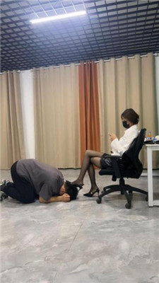 黑丝脚踩/鞭打/清理鞋底/洗脚水窒息/喂食_绳艺库视频下载