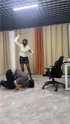 图片[3]_黑丝脚踩/鞭打/清理鞋底/洗脚水窒息/喂食