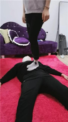 【凌儿女神】臭脚捂脸窒息/踩踏/骑马骑脖_绳艺库视频下载