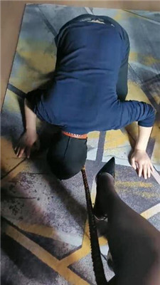 【咩祖】强制舔脏鞋/狗链遛狗/插嘴脚踩喂食/口水_绳艺库视频下载