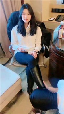 【蜜糖情侣】清理脏长靴/品尝裸足_绳艺库视频下载