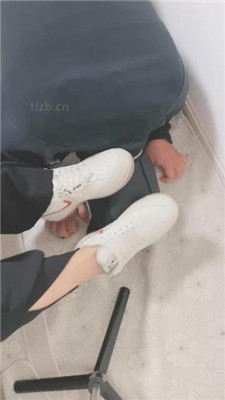 【上上】强迫狗舔穿一天的白鞋原味船袜_绳艺库视频下载