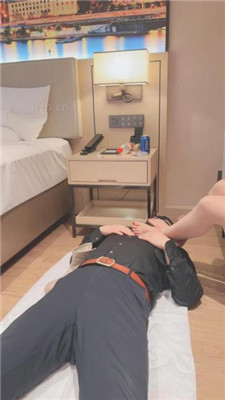 图片[9]_赵奈奈品尝裸足/踩脖窒息/吃白袜/清理白靴底