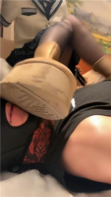 图片[2]_玥野兔黑丝jk双脚踩脸窒息/艺术UGG狗舌刷/吐口水/脚耳光