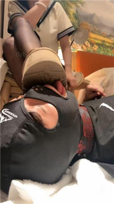 图片[8]_玥野兔黑丝jk双脚踩脸窒息/艺术UGG狗舌刷/吐口水/脚耳光