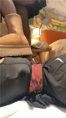 图片[10]_玥野兔黑丝jk双脚踩脸窒息/艺术UGG狗舌刷/吐口水/脚耳光