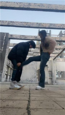 图片[2]_素人挖掘机户外开发-小白鞋提档/人肉座椅/耳光