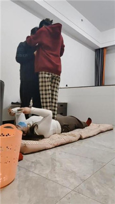 【樱樱】情侣主-让闺蜜下跪伺候-全体重踩踏【三】_绳艺库视频下载