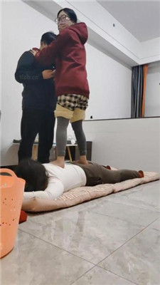 图片[2]_樱樱情侣主-让闺蜜下跪伺候-全体重踩踏三